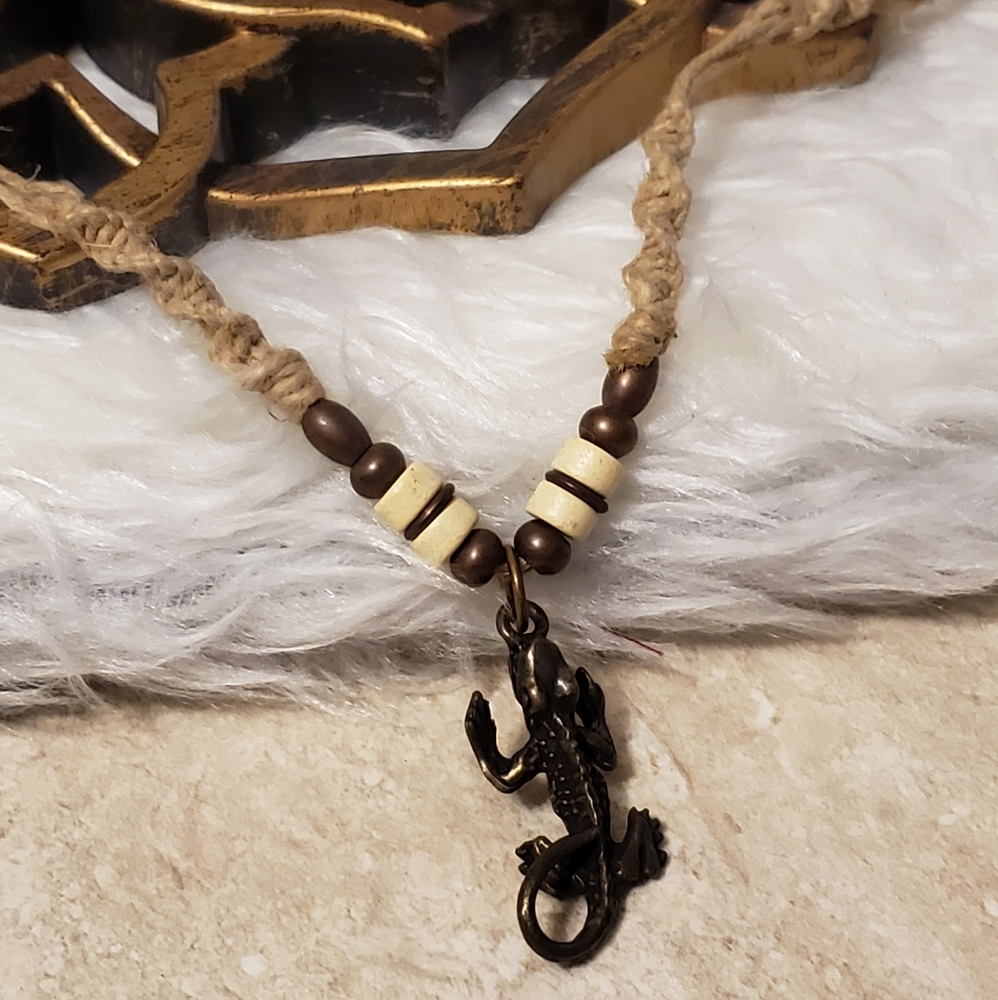 N273 Macrame & Wooden Bead Lizard Pendant